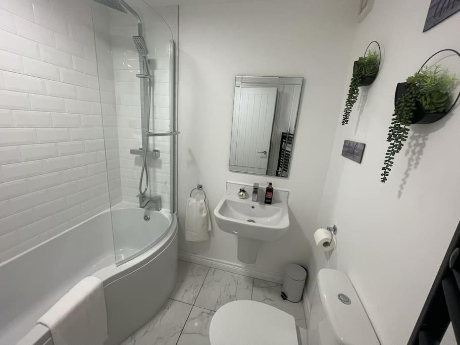 Modern 1-Bed Apartment Белфаст Экстерьер фото