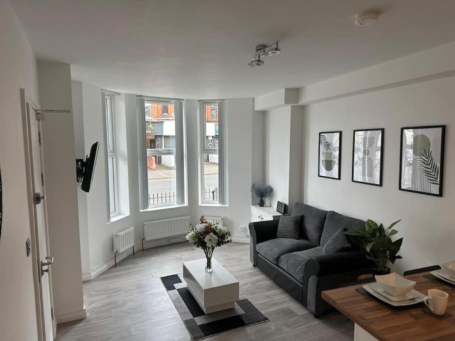 Modern 1-Bed Apartment Белфаст Экстерьер фото