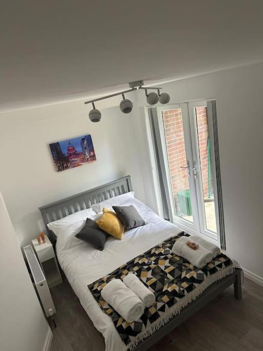Modern 1-Bed Apartment Белфаст Экстерьер фото